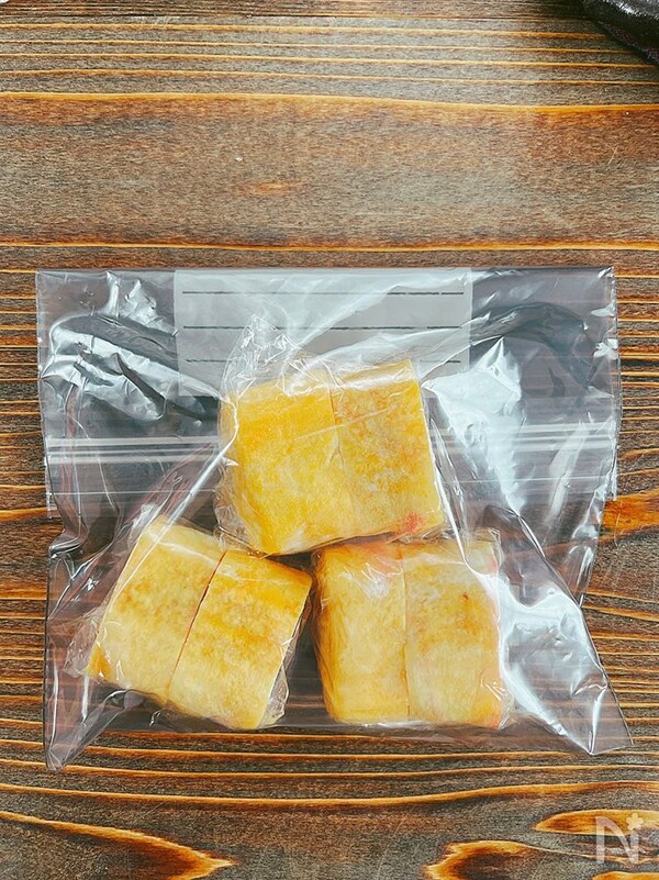 玉子焼きを料理する写真