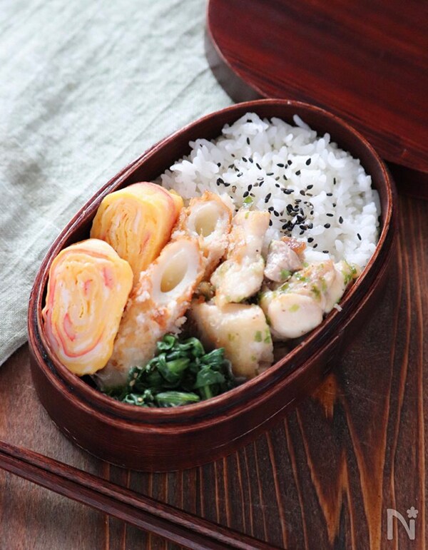 玉子焼きを料理する写真