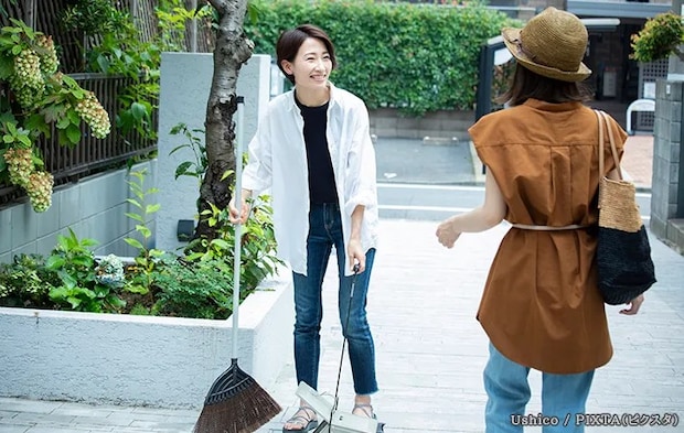 女性が会話する写真