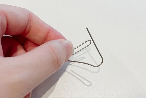 ゼムクリップの輪の部分を奥に曲げる