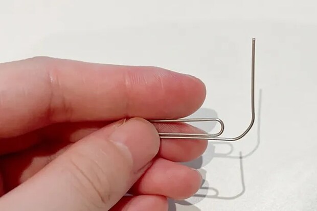 ゼムクリップの端を真上に曲げる