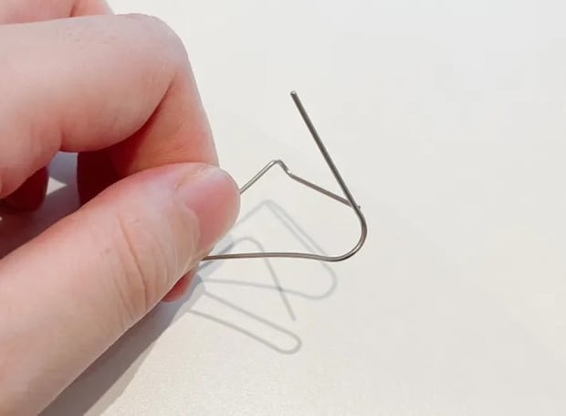 輪の端を右に曲げる