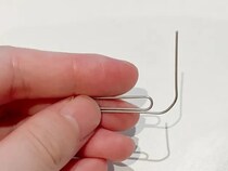 荷物にならないから最強！ゼムクリップで作る『持ち運べるスマホスタンド』の裏技