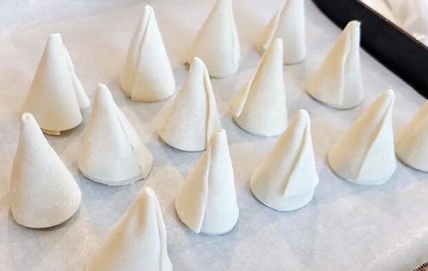 『餃子の皮おつまみ』を作る写真