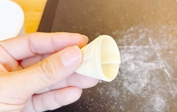 『餃子の皮おつまみ』を作る写真
