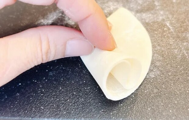 『餃子の皮おつまみ』を作る写真