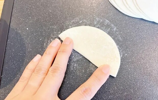 『餃子の皮おつまみ』を作る写真