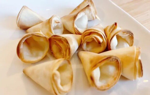 『餃子の皮おつまみ』を作る写真