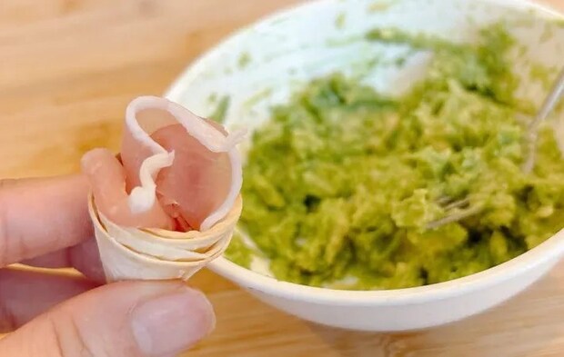 『餃子の皮おつまみ』を作る写真