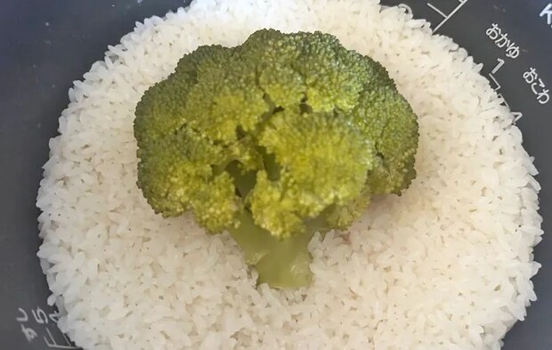 『ブロッコリーの炊き込みご飯』を作る写真