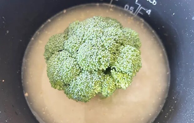 『ブロッコリーの炊き込みご飯』を作る写真