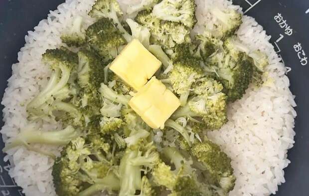 『ブロッコリーの炊き込みご飯』を作る写真