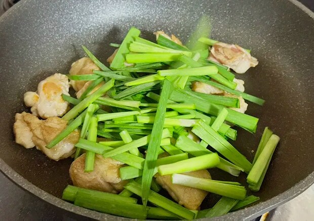 ニラと鶏肉の炒め