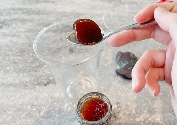 ジャムをコップに入れる