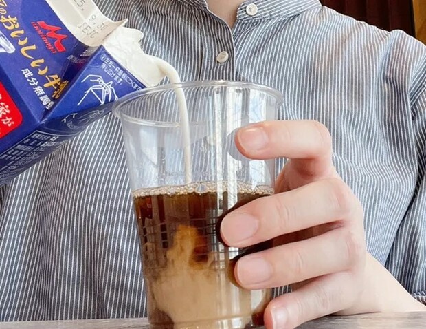 コップに牛乳を注ぐ