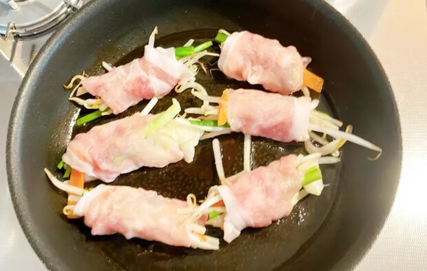 『たっぷり野菜の肉巻き』を作る写真