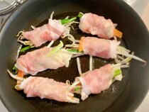 簡単すぎてごめんね！　豚肉でくるくる巻いたのは…？【企業の簡単レシピ】