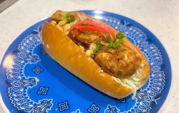 『たこ焼ドッグ』を作る写真