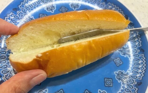 『たこ焼ドッグ』を作る写真