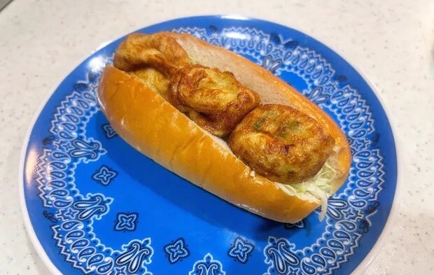 『たこ焼ドッグ』を作る写真