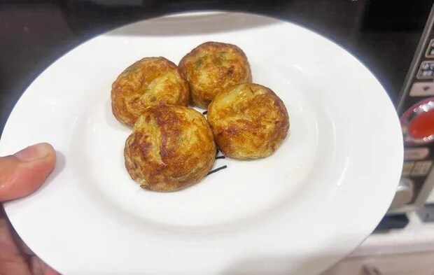 『たこ焼ドッグ』を作る写真