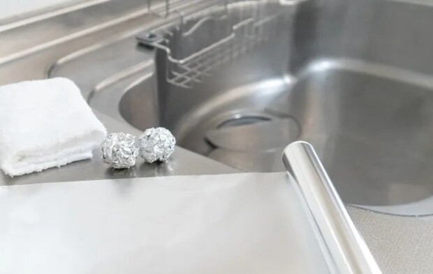 丸められたアルミホイルが置かれたシンク