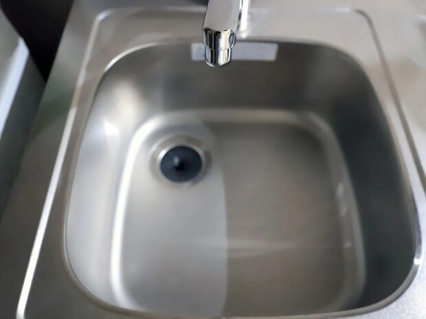 「たった30秒でできるの?」 排水口のヌメリ対策に「簡単すぎ」「真似したい」【排水口掃除のコツ4選】