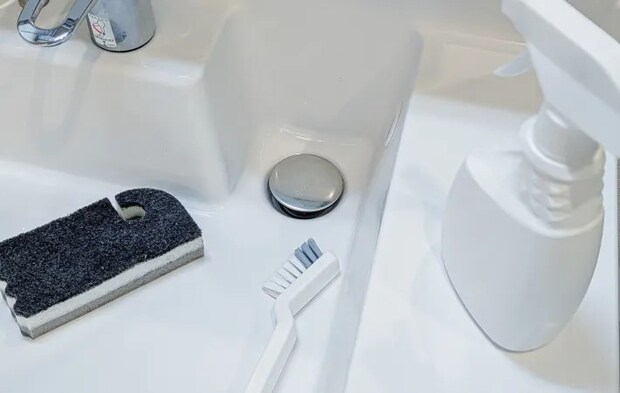 キッチンの排水口を掃除している様子