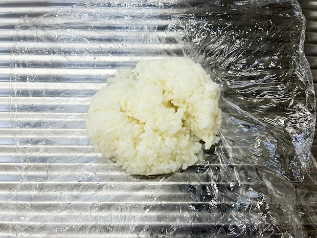 ご飯が熱すぎておにぎりを作れない…　画期的な方法に「今までの苦労はなんだったんだ」