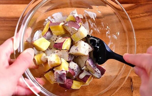 『サツマイモの粒マスタードサラダ』を作る写真