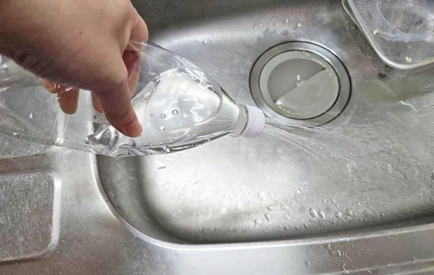 『ペットボトルの蓋の簡易シャワー』を使う写真