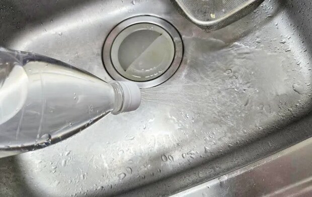 『ペットボトルの蓋の簡易シャワー』を使う写真