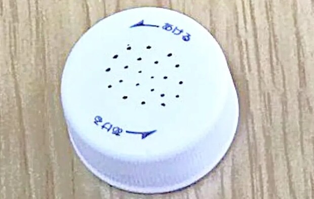 『ペットボトルの蓋の簡易シャワー』を作る写真