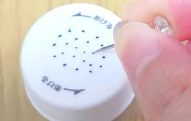 『ペットボトルの蓋の簡易シャワー』を作る写真