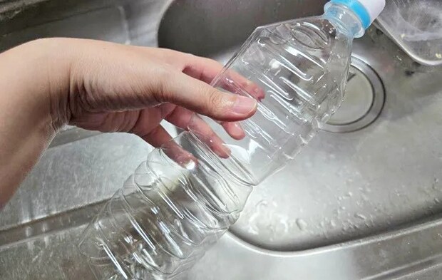 『ペットボトルの蓋の簡易シャワー』を使う写真