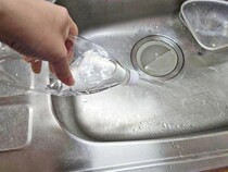 画びょうを刺して完成！　ペットボトルの蓋をシャワーに変える方法がこちら