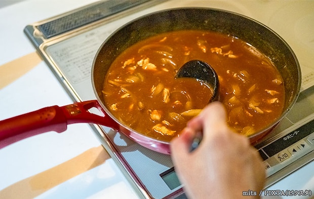フライパンでカレーを作る写真