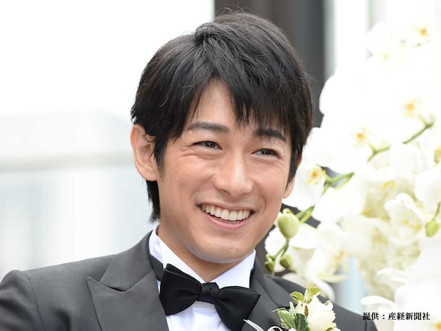 人気俳優が公開した『双子の子供』との貴重な一枚に「お父さんにそっくり!」と大反響