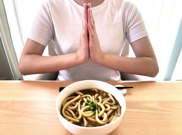 カレーうどんを食べようとする筆者