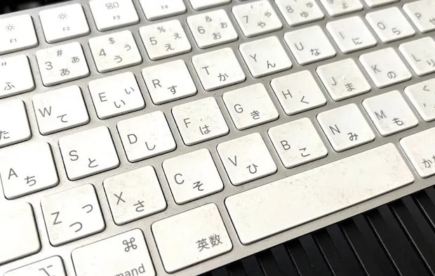 汚れたキーボードの写真