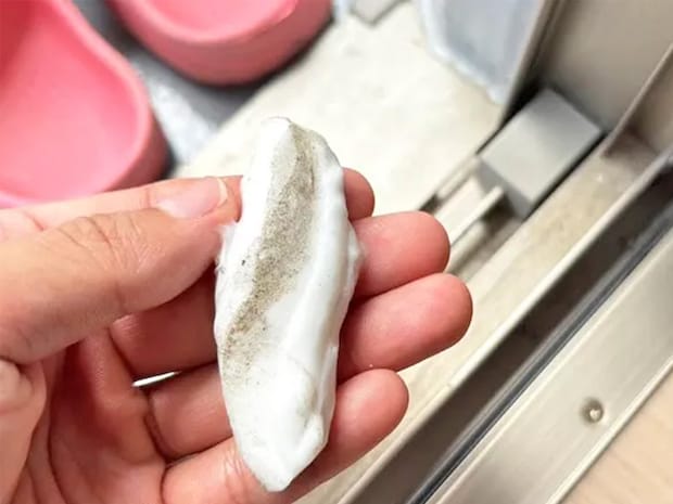 100円のジェルクリーナーで“隙間のホコリ”がごっそり　３つの場所で試してみた！