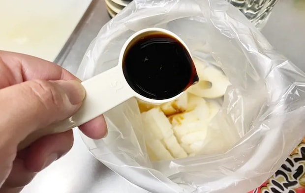 『れんこんの唐揚げ』を作る写真