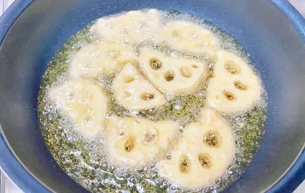 『れんこんの唐揚げ』を作る写真