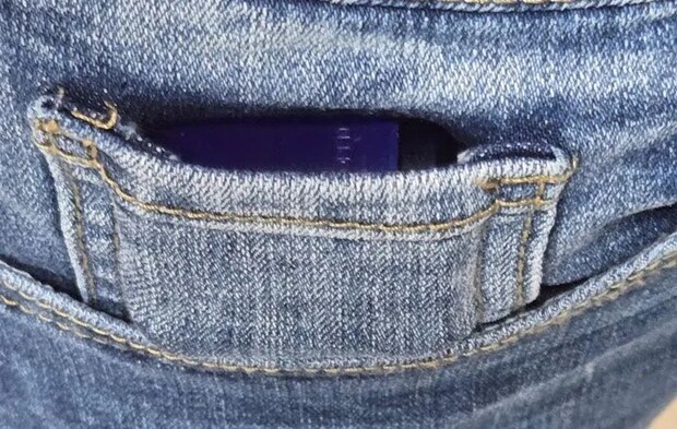 ウォッチポケットに入れた目薬の写真