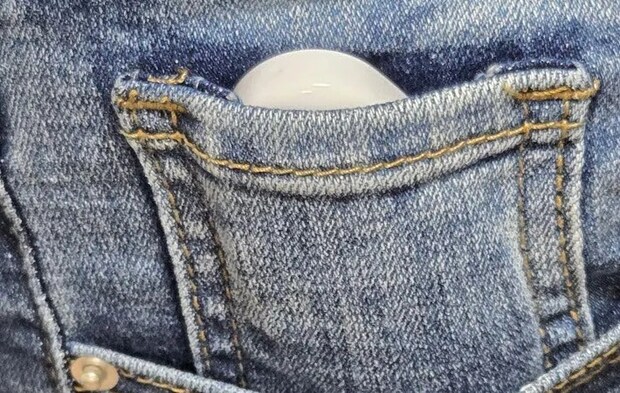 ウォッチポケットに入れた目薬の写真