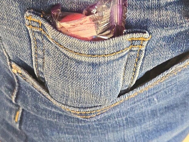 ジーンズの謎ポケットが意外と使える！　小物を入れて試してみた