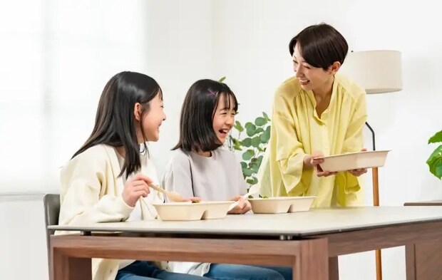 お弁当を食べている親子