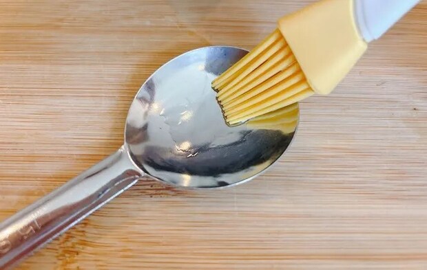 スプーンに油を塗る写真