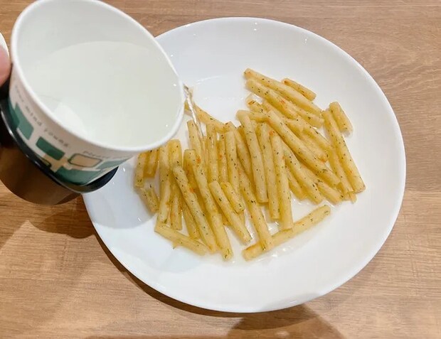 『じゃがりこ サラダ』にお湯をかける