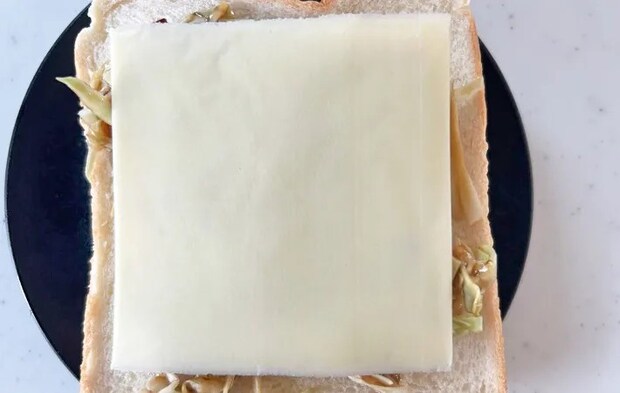 『こんがりチーズトースト 〈お好み焼き風〉』を作る写真